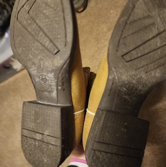 Size 4 Ariat light tan Cowboy boots - Picture 5 of 6